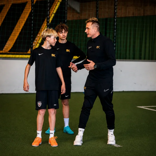 Stefan Kehrer gibt zwei jungen Fußballern persönliches Feedback beim Fußballcamp in Reutlingen