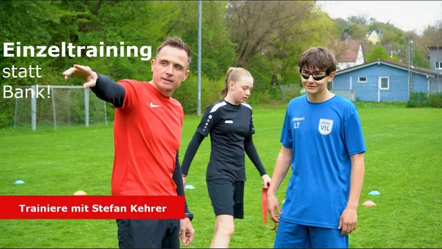 YouTube-Vorschaubild: Stefan Kehrer und zwei junge Fußballer auf dem Trainingsplatz